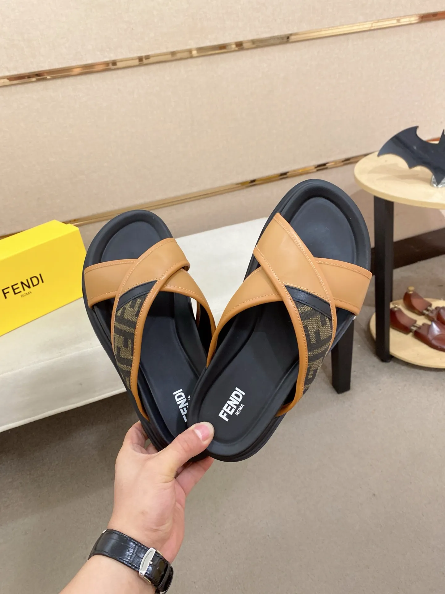 Factory price: 320💰 [Fendi Slippers] High-end brand of men's shoes, official website 1:1 latest masterpiece: original mold customization, the fabric is made of imported original materials, upgraded outsole, lighter and non-slip. The market's top quality, simple yet tasteful, a must-have for fashionistas, fashionable at your feet, full of confidence, the same style at the counter 👍The season of summer slippers is here. Code: 38-44 (45 is custom-made and cannot be returned or exchanged)